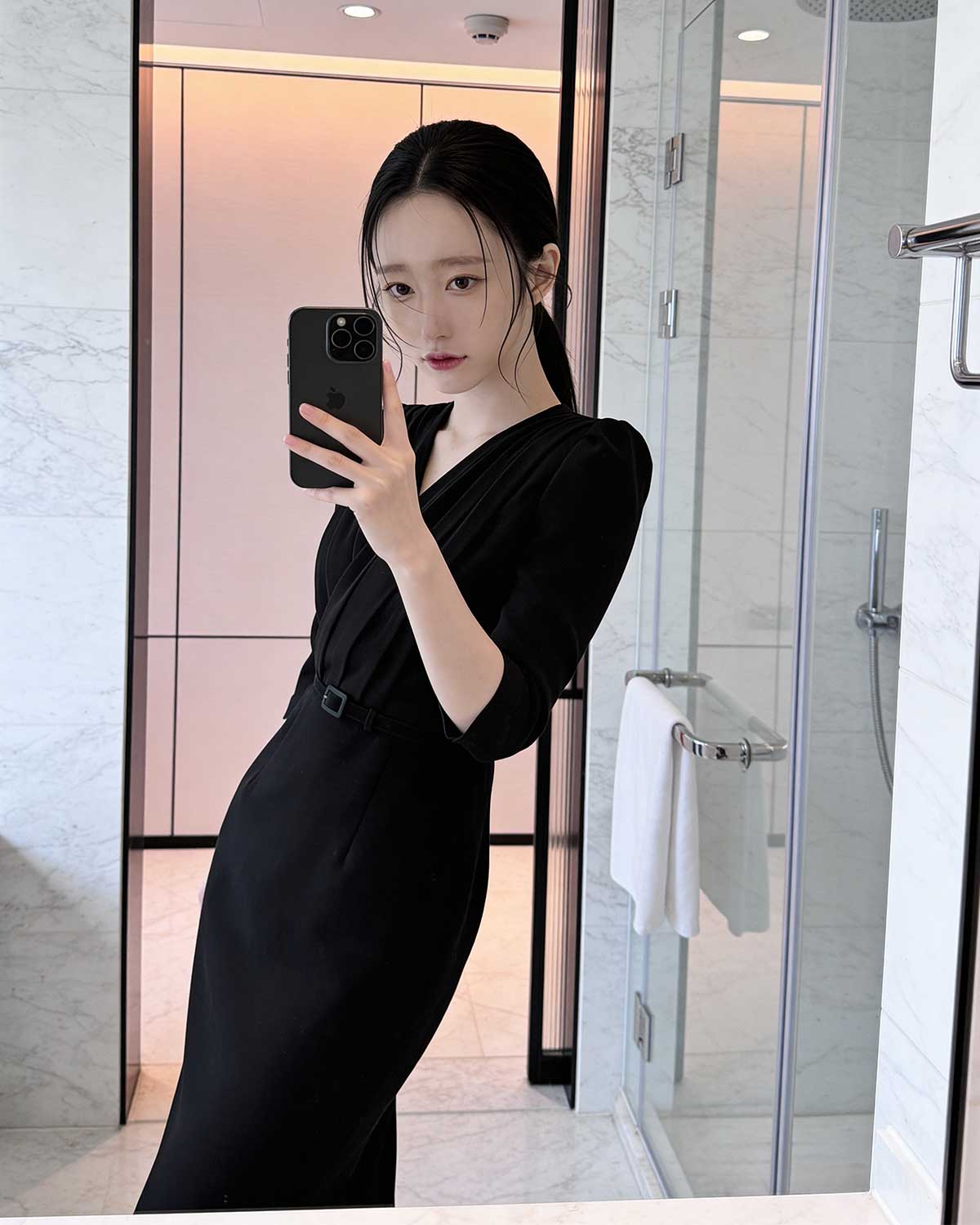 Sophisticated Wrap-Style Pleated Three-Quarter Sleeve Midi Dress with Belt [Regular Fit]